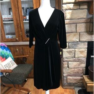 NWT SIGNATURE BY ROBBIE BEE BLACK 3/4 SLEEVE VELVET FAUX WRAP DRESS